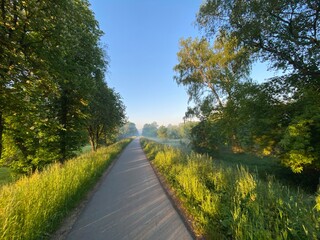 Nowy Sącz Euro Velo, ścieżka rowerowa, wiosenny wschód słońca.