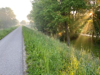 Nowy Sącz Euro Velo, ścieżka rowerowa, wiosenny wschód słońca. © Maciej G. Szling