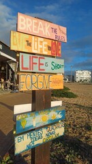Bunter Motivationspfahl – Street-Art-Botschaften in urbaner Wildnis