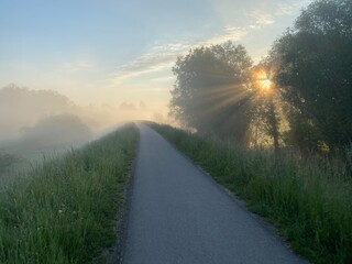Nowy Sącz Euro Velo, ścieżka rowerowa, wiosenny wschód słońca.
