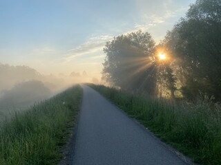 Nowy Sącz Euro Velo, ścieżka rowerowa, wiosenny wschód słońca. © Maciej G. Szling