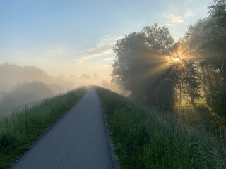Nowy Sącz Euro Velo, ścieżka rowerowa, wiosenny wschód słońca. © Maciej G. Szling