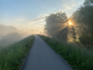Nowy Sącz Euro Velo, ścieżka rowerowa, wiosenny wschód słońca. © Maciej G. Szling
