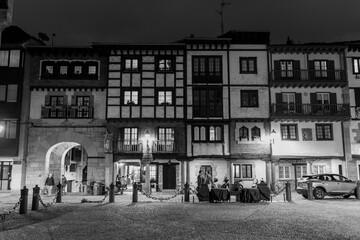 Une place à Fontarrabie, de nuit, en monochrome