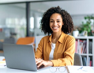 コンピューターで仕事をする人のイメージ