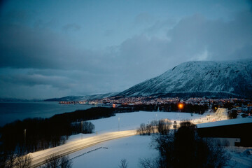 ノルウェー・トロムソの冬のフィヨルドと雪景色