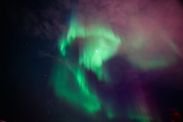 ノルウェー・トロムソの夜空に輝く幻想的なオーロラ