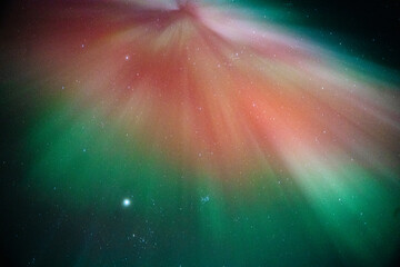 ノルウェー・トロムソの夜空に輝く幻想的なオーロラ