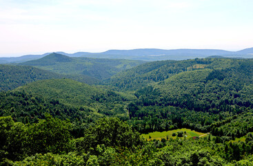 Aussicht von der Wegelnburg bei Schönau, der höchstgelegenen Burg der Pfalz, an der deutsch-französischen Grenze, in den Pfälzer Wald. Aussicht vom Premium-Wanderweg Deutsch-Französischer Burgenweg. 