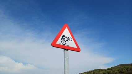 Spanisches Verkehrsschild – Warnung vor Stolperfallen für Radfahrer