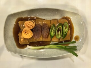Thai fresh spring rolls with sauce and garnishes on a plate