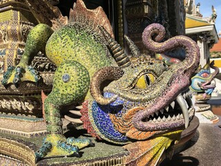 Obraz premium Wat Pariwat Ratchasongkhram Mosaic Dragon Statue Detail