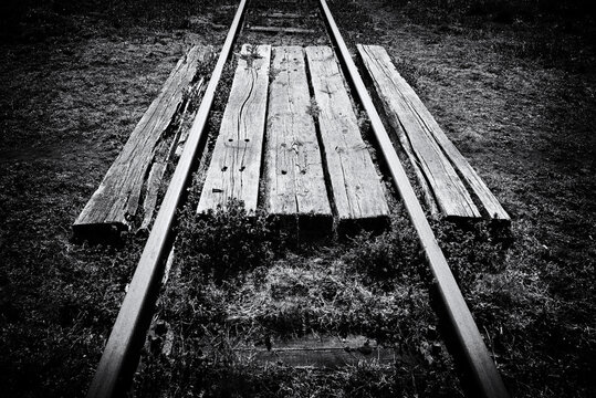 NARROW GAUGE RAILWAY - Improvised crossing over tracks made of wooden ties
