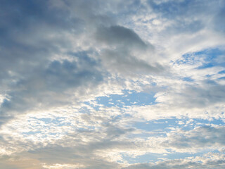 6月の空　朝焼けの空に白い雲01