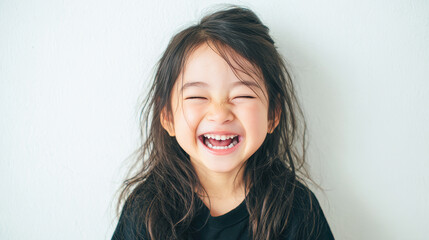 落ち着いた雰囲気の笑顔の子ども写真