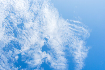 6月の空　昼の青空に白い雲15