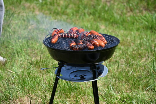 kiełbaski na grillu jedzenie mięso węgiel