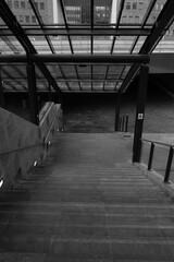 Treppe zu einer Unterführung in Roermond in den Niederlanden in schwarz-weiß