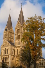 Fototapeta premium Munsterkerk Kirche im spätromanischen Stil mit zwei hohen Türmen in Roermond Niederlande