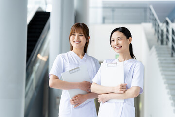 看護師の若い女性スタッフ