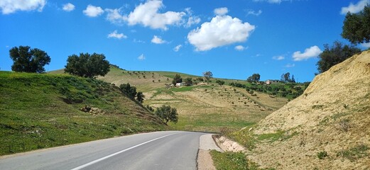Sonnige Grüne Landschaft im Mittleren Atlas – Marokkos vergessene Bergoasen