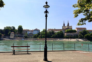 Uferpromenade in Kleinbasel im Frühsommer
