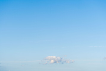 Obraz premium 6月の空 夕暮れの青空と雲09