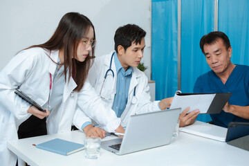 Obraz premium Medical, meeting and laptop for team in office in discussion, brainstorming and planning. Doctor, nurse and computer on desk, teamwork or workshop for data analytics.