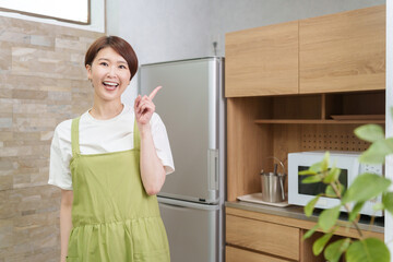 キッチンにいる指差す女性