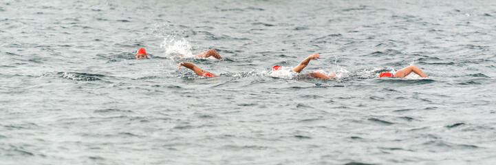 Sportler bei einem Schwimmwettbewerb in einem See