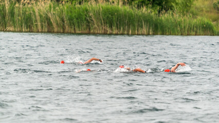 Sportler bei einem Schwimmwettbewerb in einem See