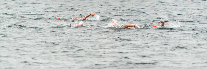 Sportler bei einem Schwimmwettbewerb in einem See