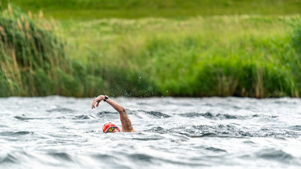 Sportler bei einem Schwimmwettbewerb in einem See
