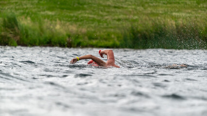 Sportler bei einem Schwimmwettbewerb in einem See