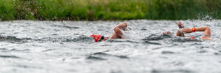 Sportler bei einem Schwimmwettbewerb in einem See