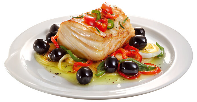 prato com bacalhau assado acompanhado de piment&otilde;es grelhados, azeitona preta e ovo cozido isolado em fundo transparente