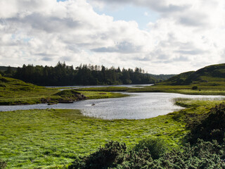 Irische Seelandschaft im Licht der Abendsonne – Natur pur in Connemara, Irland