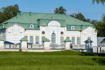 Obraz premium The old noble mansion of the noble estate of the Griboyedovs on a sunny July day