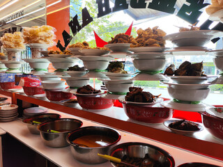 Various menus that are usually served at Padang restaurant, Nasi Padang food stall menu
