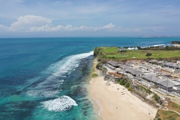 Obraz premium Golf Course by the Ocean with Nearby Resort Construction