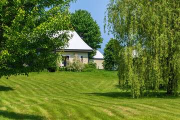 Obraz premium A beautiful property in a green landscape
