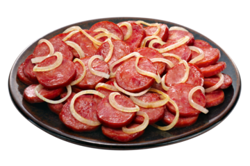 prato com porção de linguiça calabresa acebolada isolado em fundo transparente