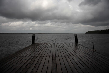 Holzsteg an der Ostsee bei grauen Wetter in der nähe von Flensburg