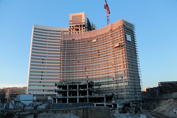 Ein Hochhaus in Hamburg das abgerissen wird.