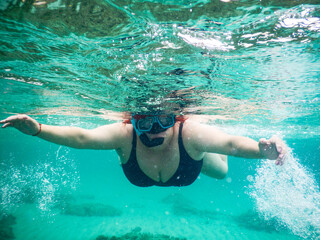 chicas haciendo snorkel en las aguas de Menorca playa de binigaus