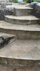 Degraus de escada de cimento, conreto e pedras