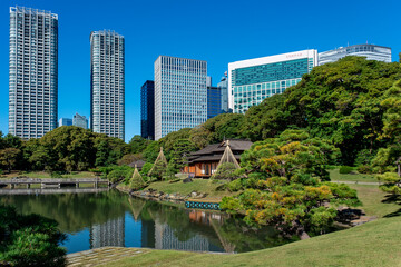 Fototapeta premium Matsu-no-ochaya teahouse in Hamarikyu Garden, Tokyo, Japan