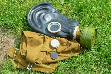 one rubber protective black army with glass eyepieces and green round iron filter industrial...