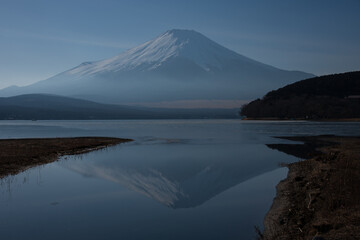 Fototapeta premium Snow-capped Mount Fuji Reflection on Calm Winter Lake