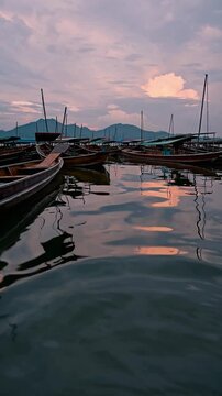 Bateaux traditionnels sur l&rsquo;eau au cr&eacute;puscule paisible